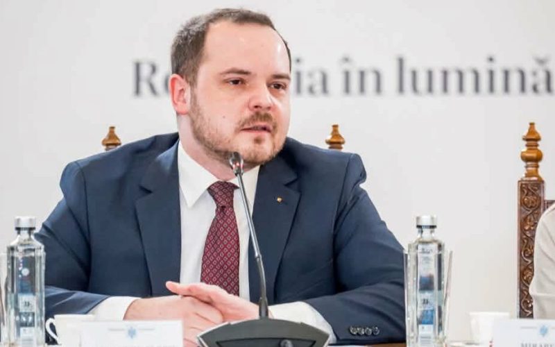 Lipsesc soluții clare pentru resursa umană și investiții în sănătate Alexandru ROGOBETE, fost ministru al Sănătății, critică dur Programul de Guvernare, considerând că acesta nu aduce soluții concrete pentru problemele stringente ale sistemului sanitar românesc