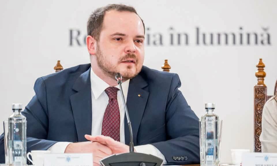 Lipsesc soluții clare pentru resursa umană și investiții în sănătate Alexandru ROGOBETE, fost ministru al Sănătății, critică dur Programul de Guvernare, considerând că acesta nu aduce soluții concrete pentru problemele stringente ale sistemului sanitar românesc
