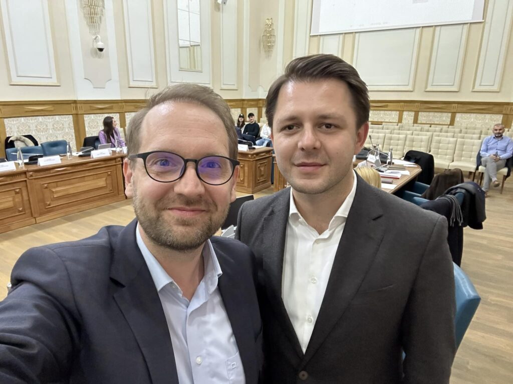 Viceprimarul USR al Timișoarei, Ruben Lațcău, a negat existența unor înțelegeri locale privind susținerea unui candidat comun USR-PNL pentru Primăria Timișoara, după retragerea din cursă a lui Dominic Fritz