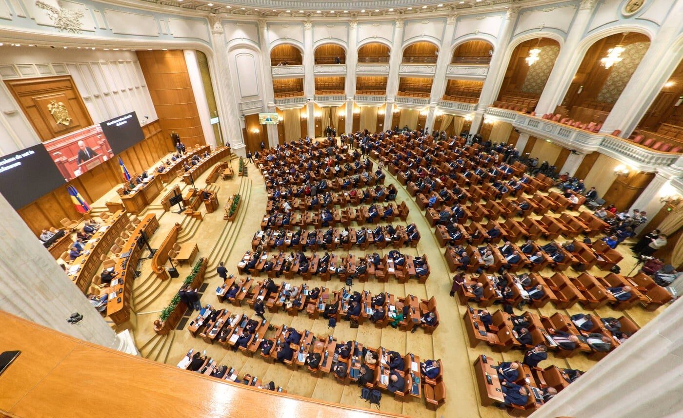 USR și PNL au anunțat că vor ataca la Curtea Constituțională a României (CCR) hotărârea Camerei Deputaților prin care doi reprezentanți ai lor au fost eliminați din Biroul Permanent, înlocuiți fiind cu membri ai AUR și SOS România