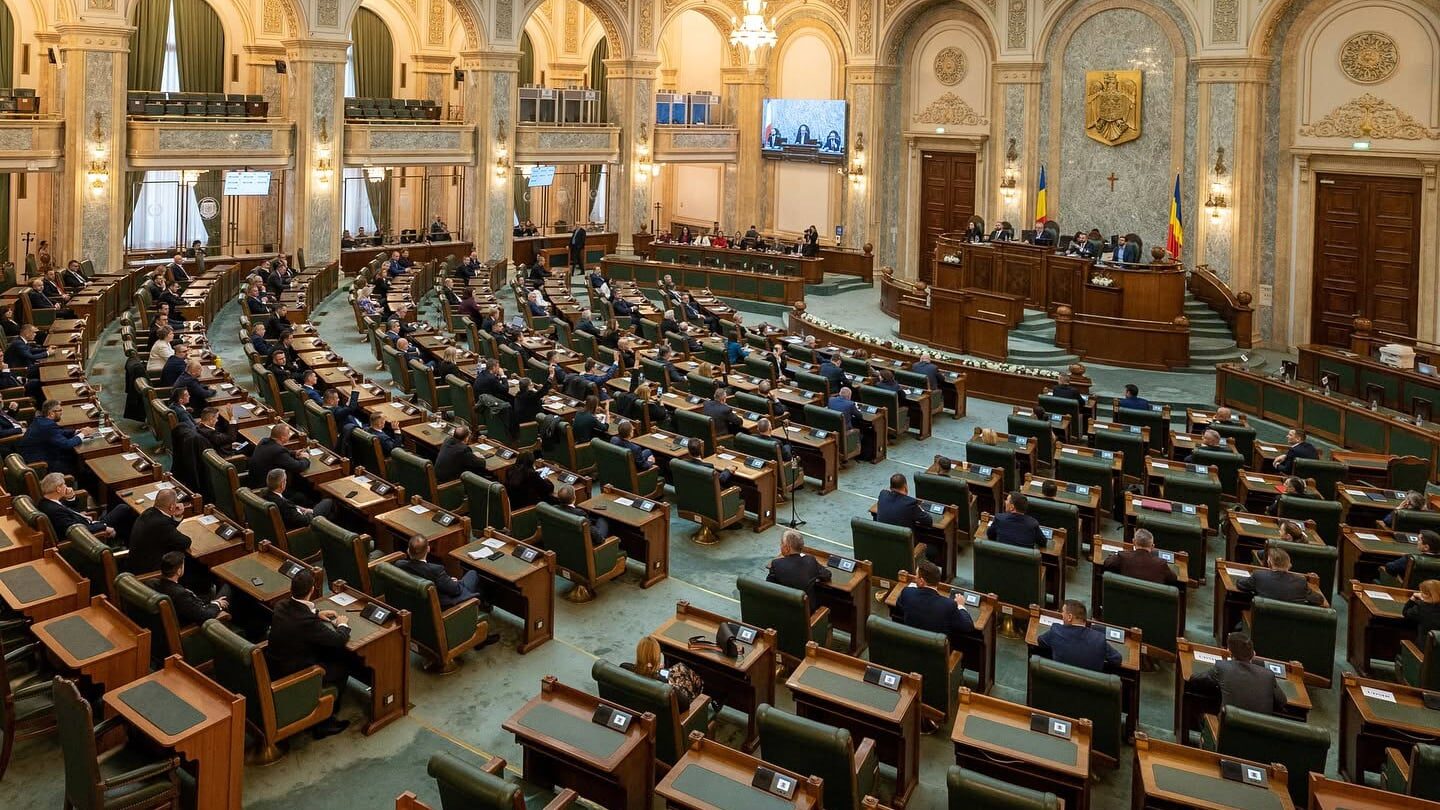 Proiectul de lege privind interzicerea cumulării pensiei cu salariul, inițiat de Guvernul BOLOBAN, pare să fie blocat într-un purgatoriu legislativ, după ce Senatul l-a ignorat complet