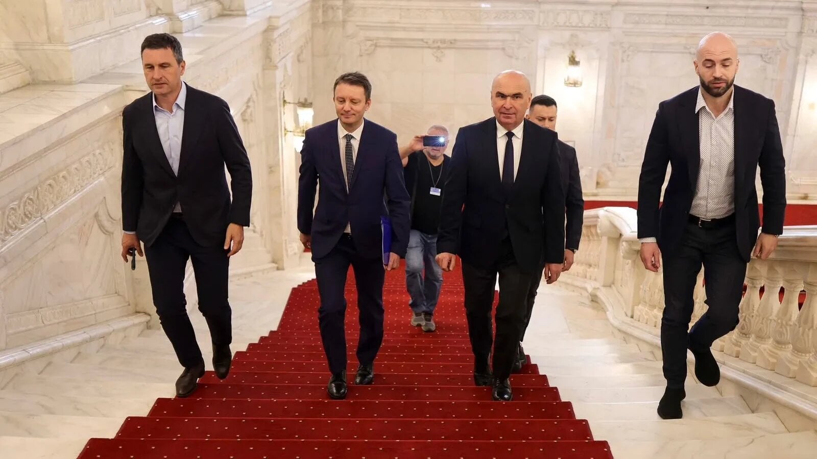 Strategie Politică pentru Obținerea Mandatului de Premier Europarlamentarul Siegfried MUREȘAN (PNL), propunerea președintelui pentru funcția de prim-ministru, își va începe de săptămâna viitoare demersurile în Parlament pentru a asigura votul de învestitură