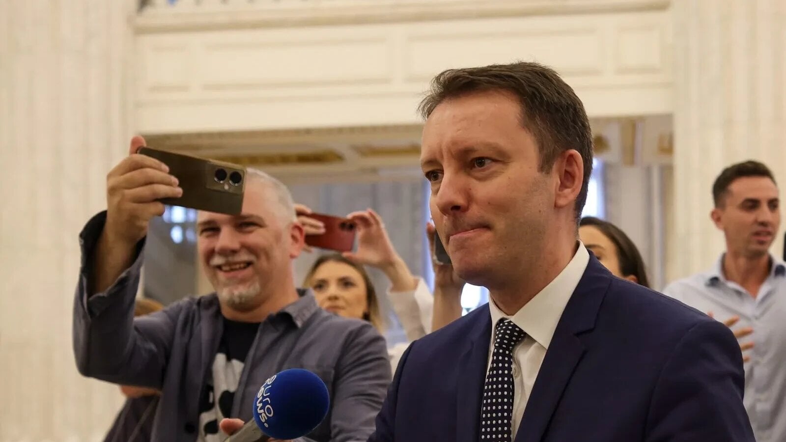 Raluca Turcan, președintele PNL Sibiu, consideră că este „obligatoriu” ca Parlamentul să voteze învestirea Guvernului propus de premierul desemnat Siegfried Mureșan, respingând astfel posibilitatea ca Mureșan să își depună mandatul dacă nu găsește suficiente voturi