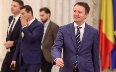 Mureșan refuză să returneze mandatul: „Parlamentul trebuie respectat” Premierul desemnat, SIEGFRIED MUREȘAN, a transmis, miercuri, un mesaj clar înaintea votului decisiv din Parlament, explicând public decizia de a nu-și depune mandatul, așa cum i-a cerut în mod repetat președintele Camerei Deputaților, SORIN GRINDEANU