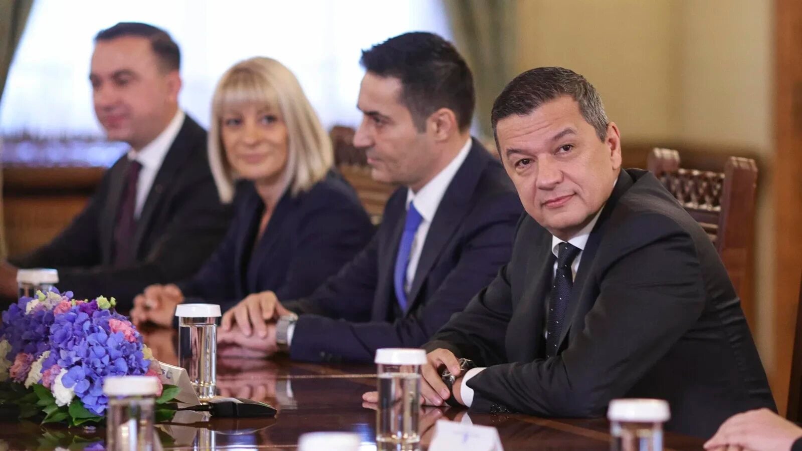 Liderul PSD, SORIN GRINDEANU, a declarat, joi, la ieșirea de la consultările de la Palatul Cotroceni, că în prezent niciuna dintre taberele politice nu dispune de o majoritate parlamentară clară pentru învestirea unui nou Guvern