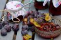 Toamna, când prunele ating apogeul dulceaței și aromei, se deschide sezonul conservelor pentru iarnă, iar dulceața de prune se numără printre cele mai îndrăgite preparate