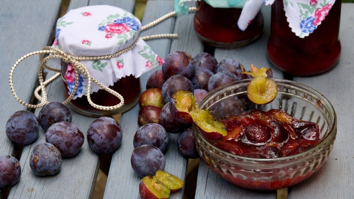 Toamna, când prunele ating apogeul dulceaței și aromei, se deschide sezonul conservelor pentru iarnă, iar dulceața de prune se numără printre cele mai îndrăgite preparate