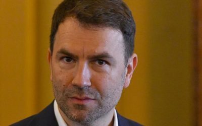 UDMR, acuzat că a facilitat creșterea influenței AUR și SOS în Parlament Deputatul USR Cătălin Drulă a acuzat UDMR că, prin votul său, a contribuit la creșterea influenței partidelor AUR și SOS în conducerea Camerei Deputaților