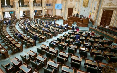 Senatul a adoptat tacit noi măsuri pentru funcționarii publici Senatul României a adoptat tacit, marți, un proiect de lege care aduce modificări semnificative în statutul funcționarilor publici și al personalului contractual plătit din fonduri publice