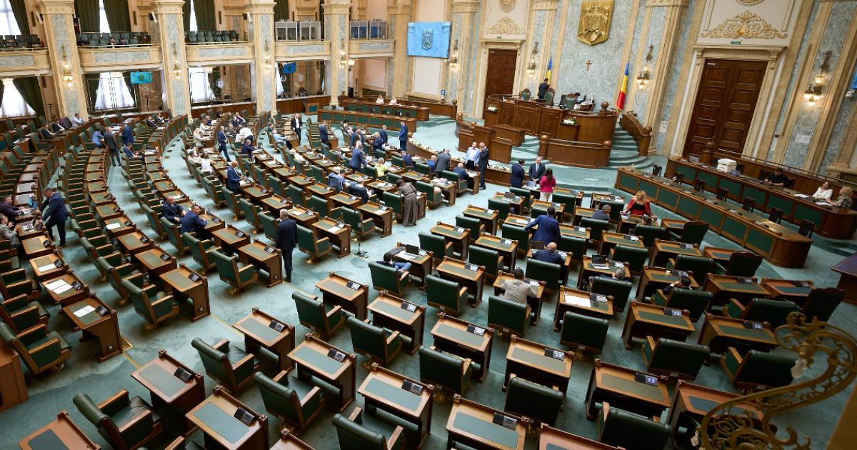 Senatul a adoptat tacit noi măsuri pentru funcționarii publici Senatul României a adoptat tacit, marți, un proiect de lege care aduce modificări semnificative în statutul funcționarilor publici și al personalului contractual plătit din fonduri publice