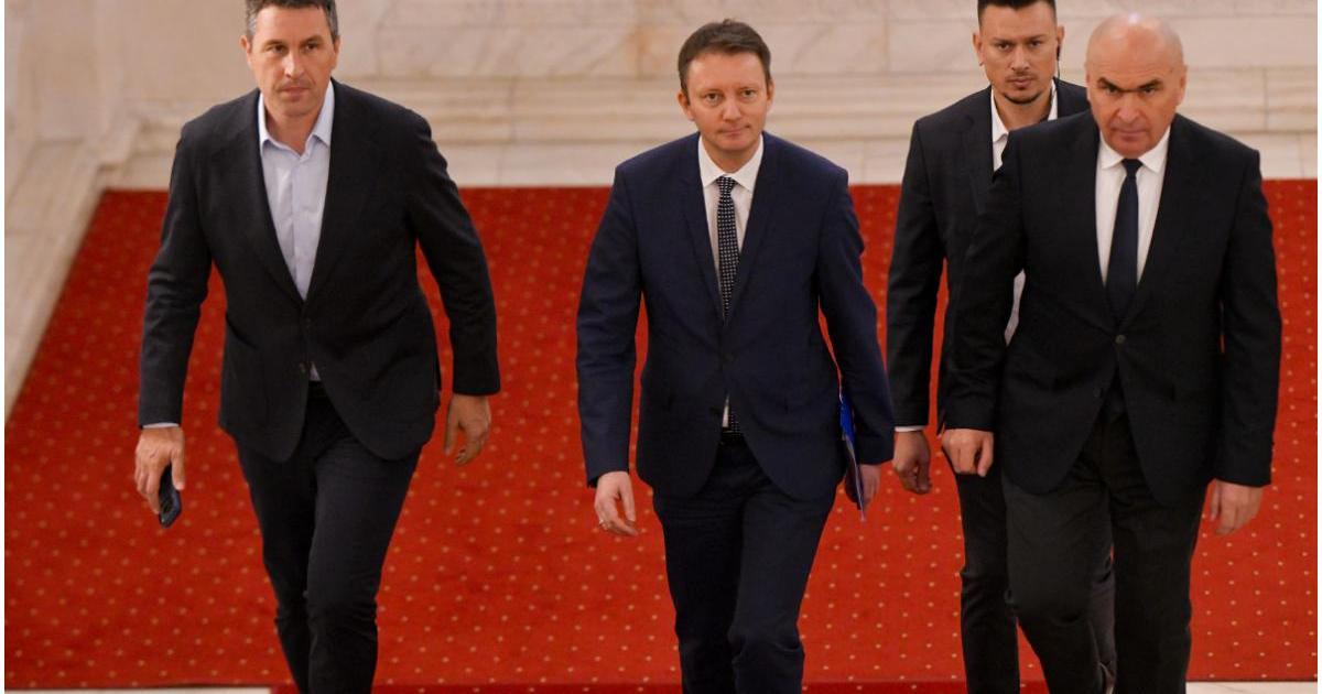 Premierul desemnat Siegfried Mureșan a depus sâmbătă la Parlament programul de guvernare și lista noilor miniștri, demarând astfel procesul pentru obținerea votului de învestitură