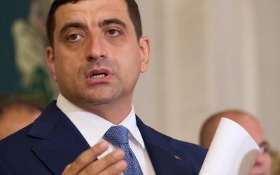 AUR boicotează Guvernul Mureșan și amenință cu suspendarea Președintelui Liderul AUR, George Simion, a anunțat luni dimineața boicotul partidului său față de propunerea de guvern condusă de Siegfried Mureșan și a denunțat presiunile la care ar fi fost supus pentru a vota un Executiv „marionetă”