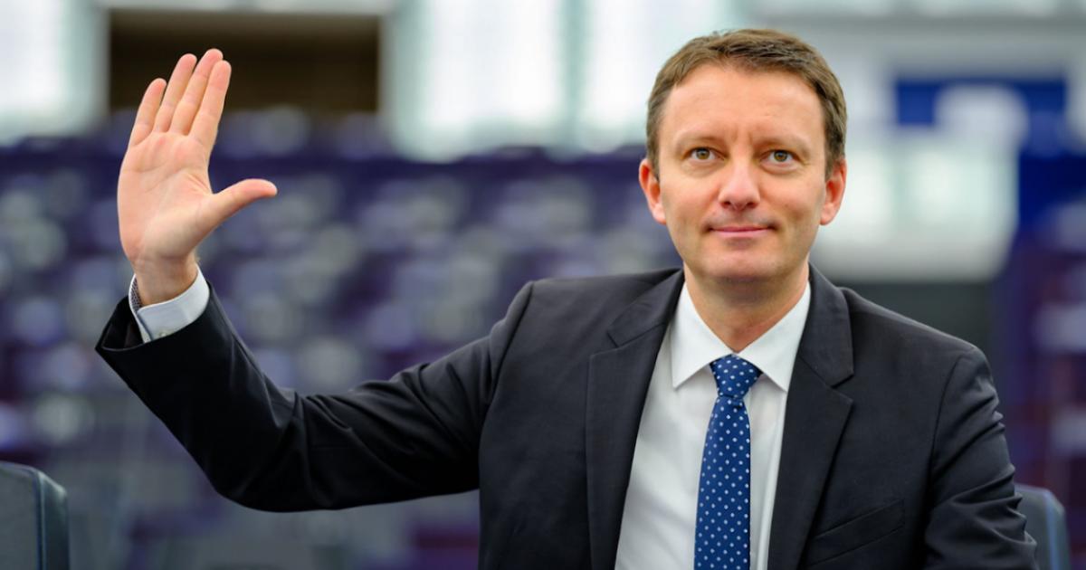 Premierul desemnat, SIEGFRIED MUREȘAN, și-a exprimat disponibilitatea de a discuta programul de guvernare cu președintele PSD, SORIN GRINDEANU, precizând însă că eventuala întâlnire ar trebui să aibă loc la Parlament, nu la sediul social-democraților