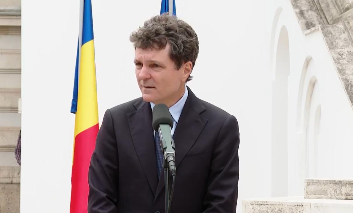 Președintele României a lansat un apel către clasa politică pentru încheierea crizei guvernamentale, subliniind necesitatea prioritizării interesului național în detrimentul intereselor de partid