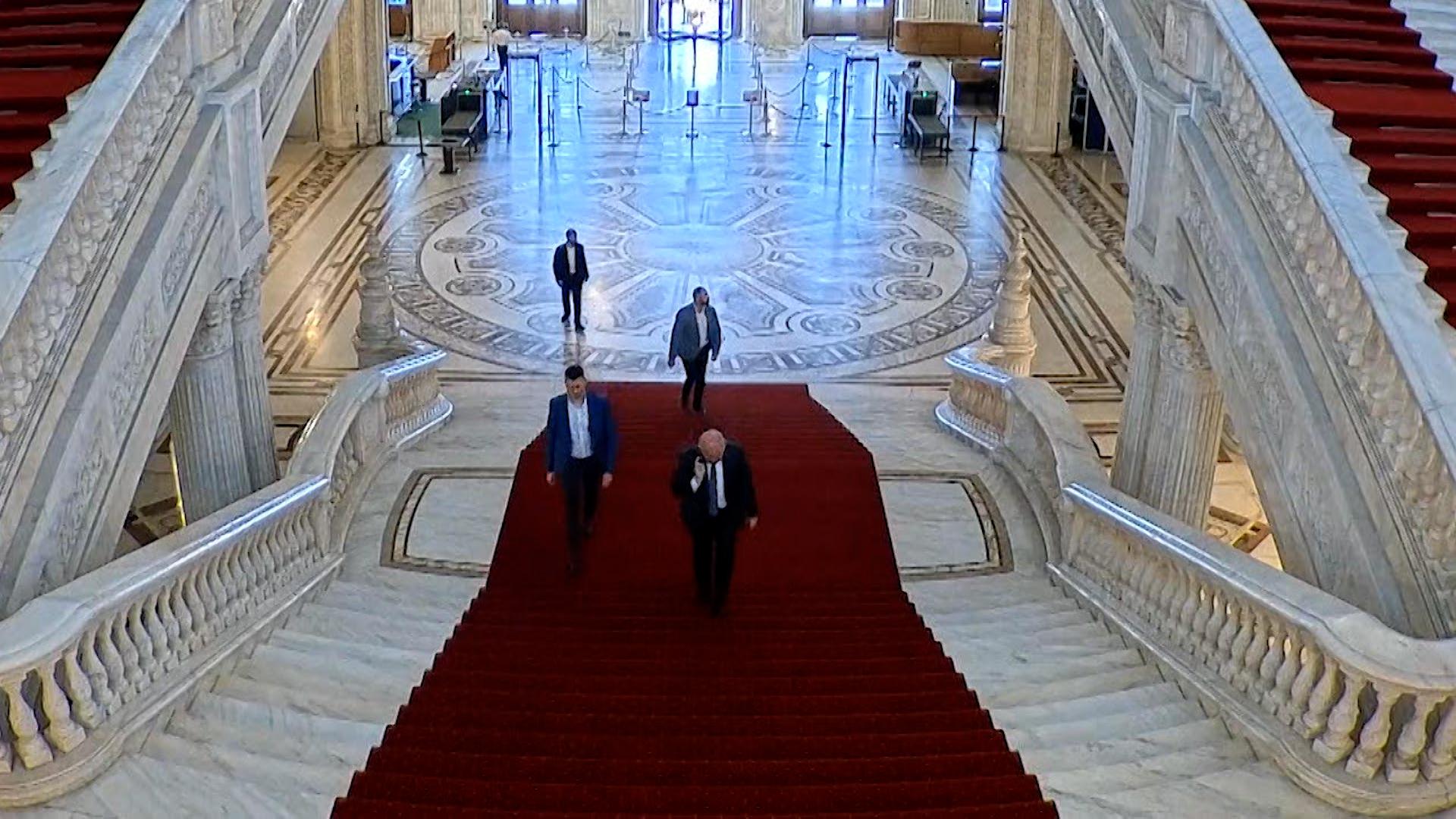 Anchetă la Senat: Bolojan și Tănăsescu, audiați în scandalul întâlnirii de la biroul președintelui Imaginile în care apar ILIE BOLOFAN și șefa Curții Constituționale (CCR), SIMINA TĂNĂSESCU, au fost analizate în Comisia de Constituționalitate a Senatului, în cadrul anchetei declanșate pe tema unei presupuse influențări a unei decizii CCR