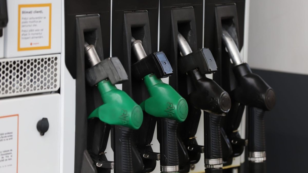 Scumpiri pe piața carburanților: Benzina, mai scumpă la Rompetrol Benzina s-a scumpit sâmbătă, 26 septembrie 2026, la unul dintre marile lanțuri de benzinării din România