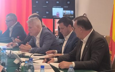 Dezbatere aprinsă în Parlament pe tema compensării consumatorilor de credite Un proiect de lege inițiat de senatorul social-democrat DANIEL ZAMFIR, care vizează reglementarea mecanismului de compensare a consumatorilor de credite prejudiciați prin practici anticoncurențiale sau erori de calcul la dobânzi, a stârnit dezbateri aprinse în Comisia Economică, Industrii, Servicii, Turism şi Antreprenoriat