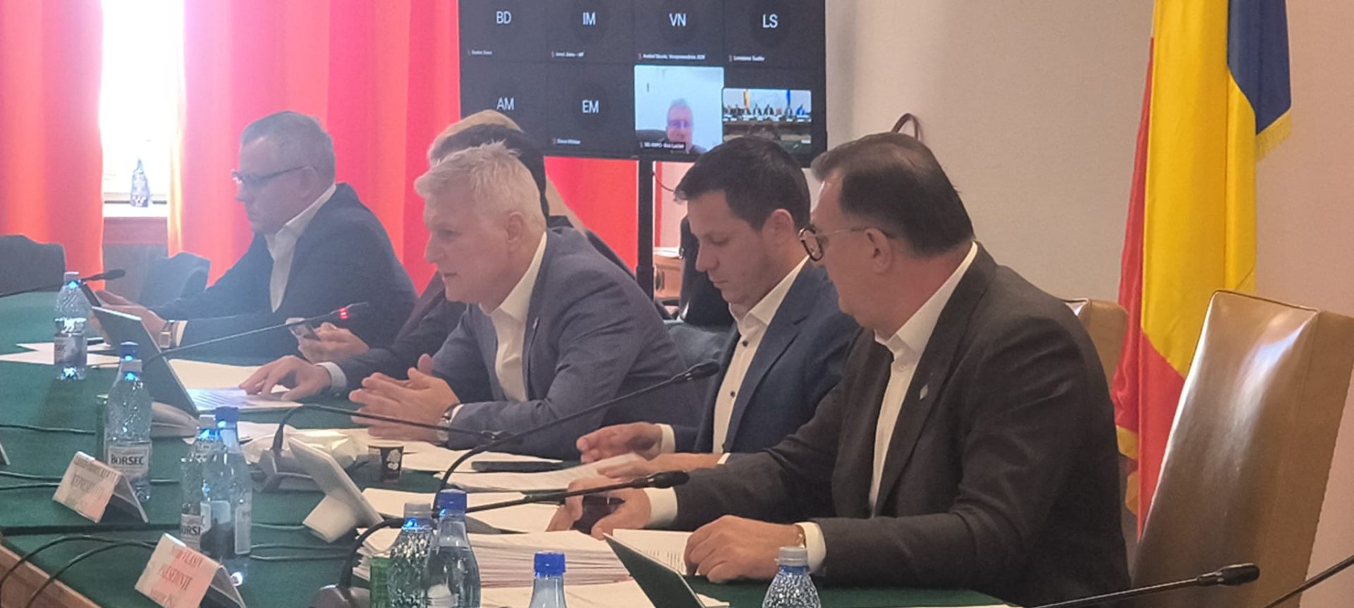 Dezbatere aprinsă în Parlament pe tema compensării consumatorilor de credite Un proiect de lege inițiat de senatorul social-democrat DANIEL ZAMFIR, care vizează reglementarea mecanismului de compensare a consumatorilor de credite prejudiciați prin practici anticoncurențiale sau erori de calcul la dobânzi, a stârnit dezbateri aprinse în Comisia Economică, Industrii, Servicii, Turism şi Antreprenoriat