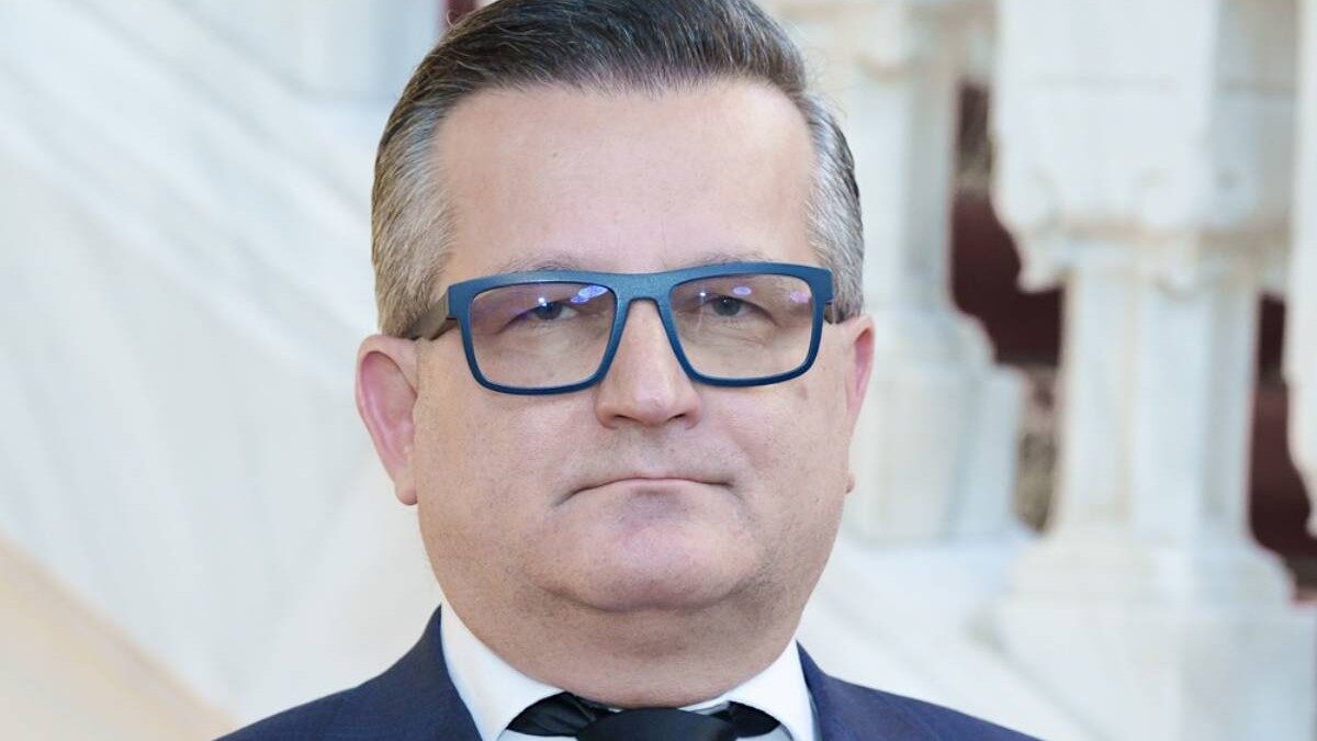 Florin-Lazăr Vlădică, actual șef al Oficiului Informații Integrate de la Cotroceni, a călătorit în august 2022 cu un avion privat Toyo Aviation, alături de omul de afaceri Michael Schmidt și trei persoane din conducerea grupului MHS