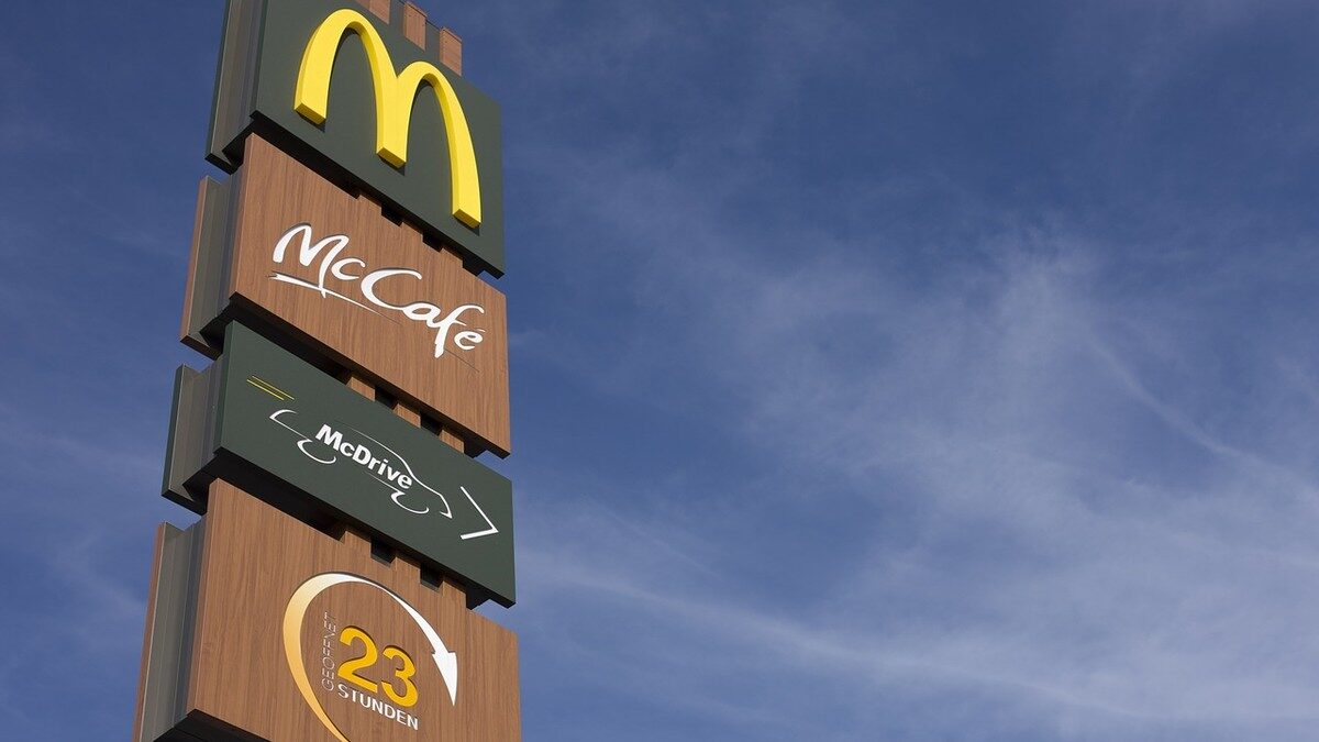 McDonald’s recurge la inteligența artificială pentru a adapta în mod dinamic prețurile produselor din meniurile sale, atât pe piața din SUA, cât și pe alte piețe internaționale