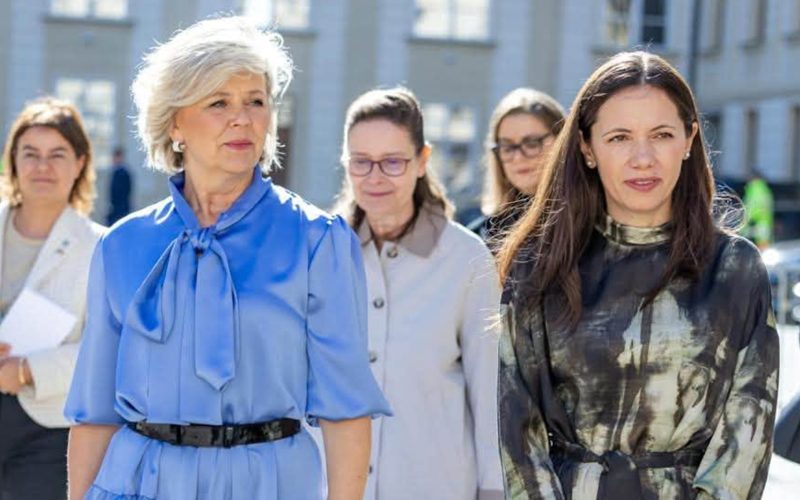 Partenera Președintelui Nicușor Dan, Vizită de Lucru în Cehia: Prevenirea Adicțiilor și Sănătatea Mintală în Focus Mirabela Grădinaru, partenera președintelui Nicușor Dan, a efectuat o vizită la Praga, unde a explorat modele și inițiative ale unor ONG-uri cehe dedicate prevenirii și combaterii adicțiilor în rândul copiilor și tinerilor