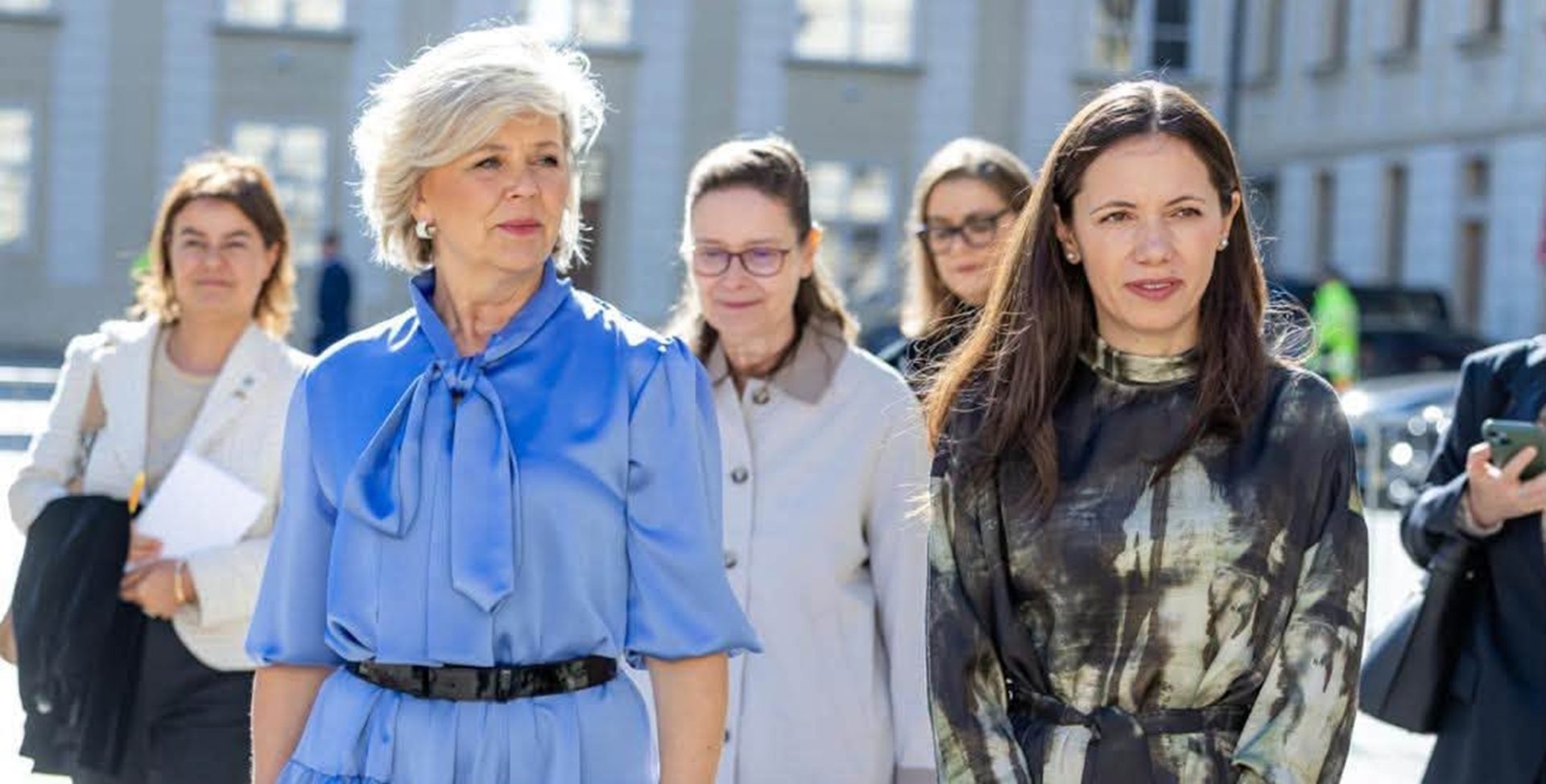 Partenera Președintelui Nicușor Dan, Vizită de Lucru în Cehia: Prevenirea Adicțiilor și Sănătatea Mintală în Focus Mirabela Grădinaru, partenera președintelui Nicușor Dan, a efectuat o vizită la Praga, unde a explorat modele și inițiative ale unor ONG-uri cehe dedicate prevenirii și combaterii adicțiilor în rândul copiilor și tinerilor