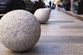 Sferele de beton, gardienii invizibili ai trotuarelor Pe străzile aglomerate și trotuarele orașelor, sferele de beton, adesea considerate simple elemente decorative, ascund o funcție practică esențială: aceea de a delimita spațiul pietonal și de a preveni accesul neautorizat al vehiculelor