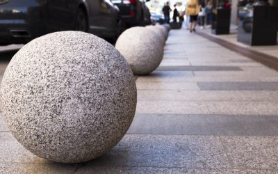 Sferele de beton, gardienii invizibili ai trotuarelor Pe străzile aglomerate și trotuarele orașelor, sferele de beton, adesea considerate simple elemente decorative, ascund o funcție practică esențială: aceea de a delimita spațiul pietonal și de a preveni accesul neautorizat al vehiculelor