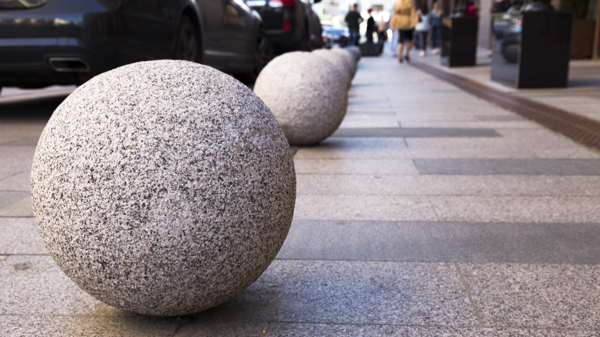 Sferele de beton, gardienii invizibili ai trotuarelor Pe străzile aglomerate și trotuarele orașelor, sferele de beton, adesea considerate simple elemente decorative, ascund o funcție practică esențială: aceea de a delimita spațiul pietonal și de a preveni accesul neautorizat al vehiculelor