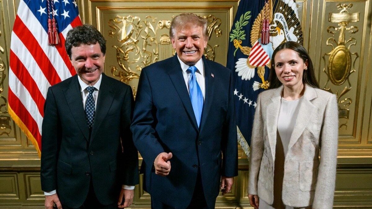 Întâlnire foto neașteptată la New York Președintele Nicușor Dan a publicat astăzi, 2 octombrie, pe contul său de X, o fotografie surprinzătoare în care apare alături de președintele Statelor Unite ale Americii, Donald Trump