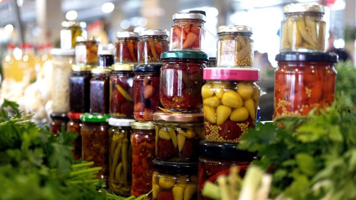 Gastronomia românească, pe radarul internațional datorită murăturilor Gastronomia românească a captat atenția presei internaționale, o celebră revistă americană de călătorii, Afar, lăudând tradiția românească a murăturilor și a alimentelor fermentate