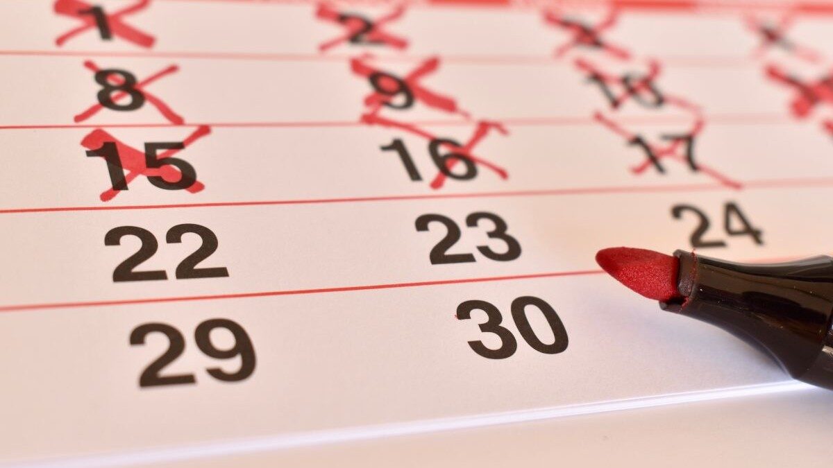 Calendarul zilelor libere legale în 2027: O veste pe jumătate bună pentru angajați Anul 2027 aduce un total de 17 zile libere legale conform Codului Muncii, însă distribuția acestora în calendar nu este tocmai favorabilă pentru angajații cu un program tradițional de luni până vineri