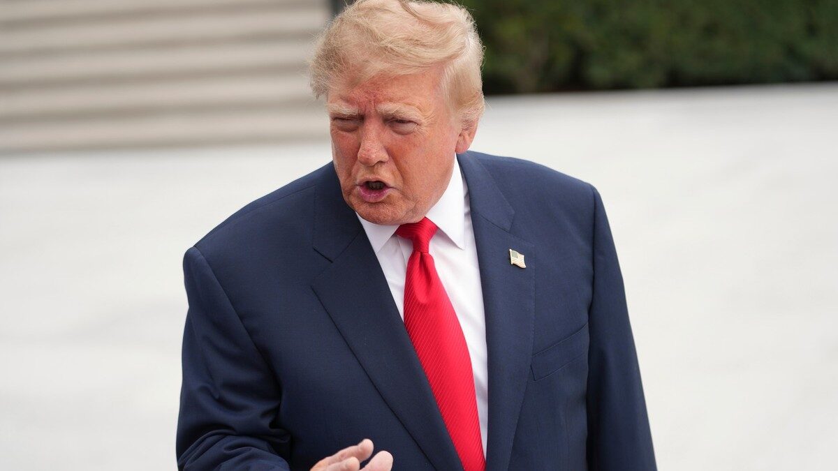 Trump cere un nou președinte în Ucraina și critică atacurile asupra rafinăriilor rusești Donald Trump a declarat sâmbătă că este momentul ca Ucraina să aibă un nou lider care să poată ajunge la un acord cu Rusia, condamnând în același timp atacurile aeriene asupra rafinăriilor din Rusia
