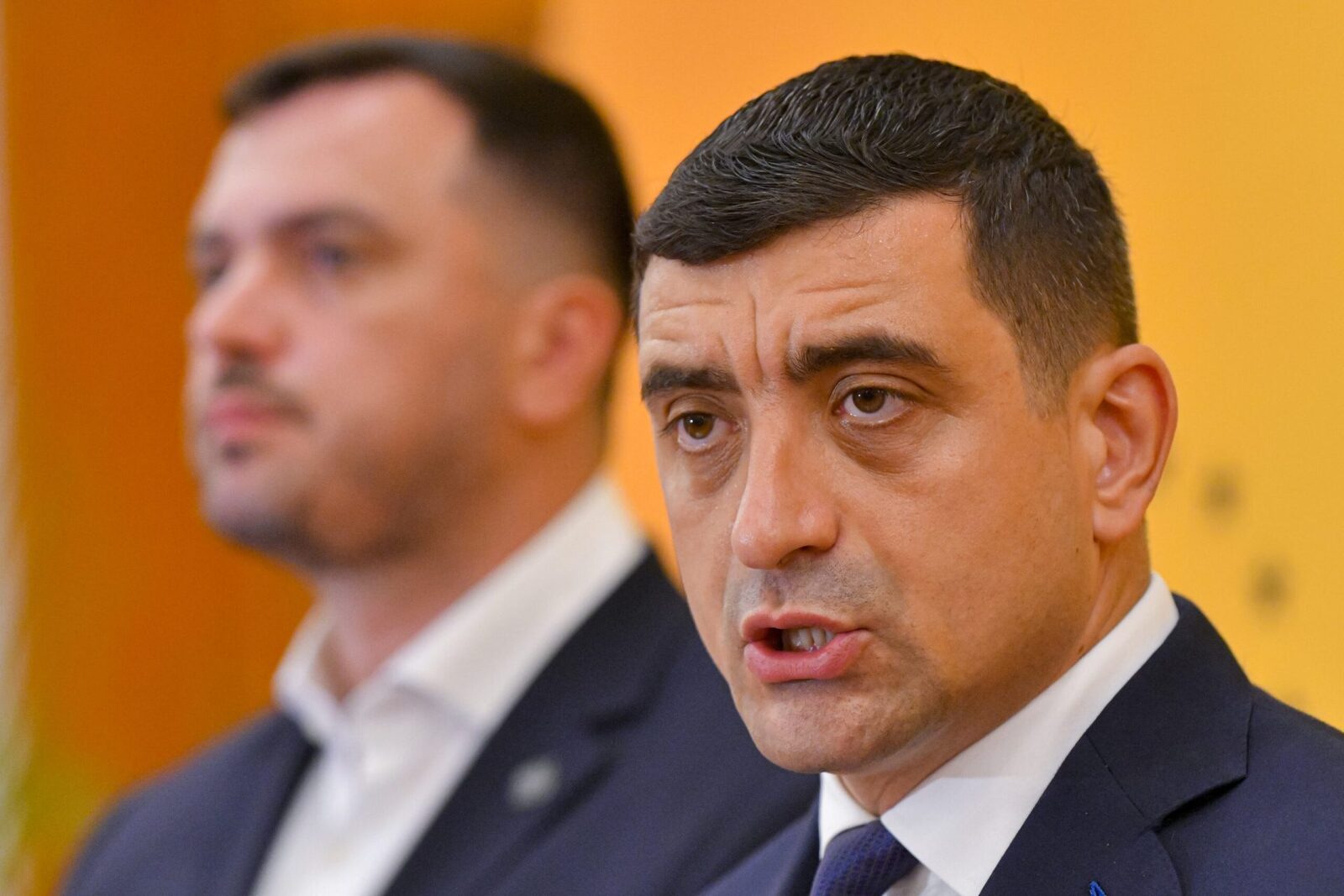 George Simion, liderul AUR, a reacționat vehement la desemnarea tehnocratului Luca Niculescu pentru funcția de premier, afirmând că formațiunea sa politică nu îi va acorda votul în Parlament