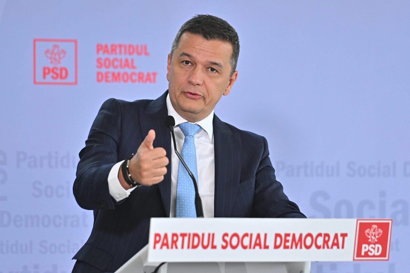 PSD intră la guvernare, anunță Sorin Grindeanu Partidul Social Democrat (PSD) a decis să facă parte din soluția pentru ieșirea din blocajul politic, prioritățile formațiunii fiind regăsite în programul de guvernare al viitorului Cabinet Niculescu