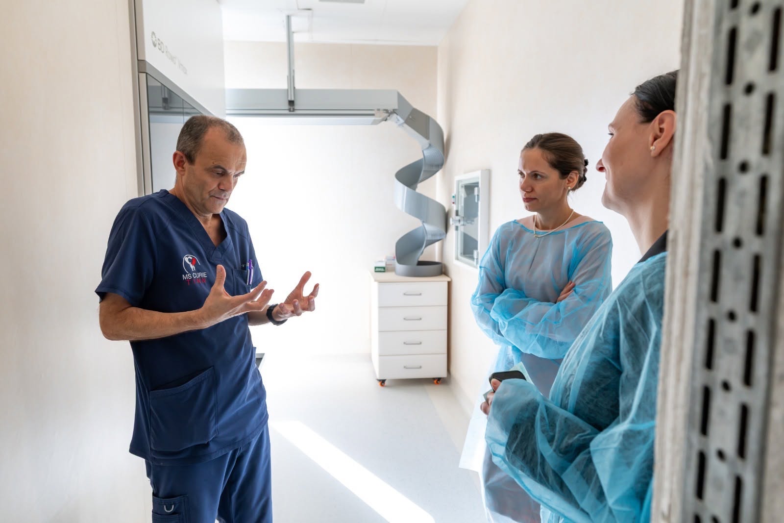 Prima Doamnă, Mirabela Grădinaru, a vizitat Spitalul Marie Curie Prima Doamnă, Mirabela Grădinaru, a efectuat o vizită la Spitalul Clinic de Urgență pentru Copii „Grigore Alexandrescu” din București, concentrându-se pe departamentele dedicate îngrijirii nou-născuților