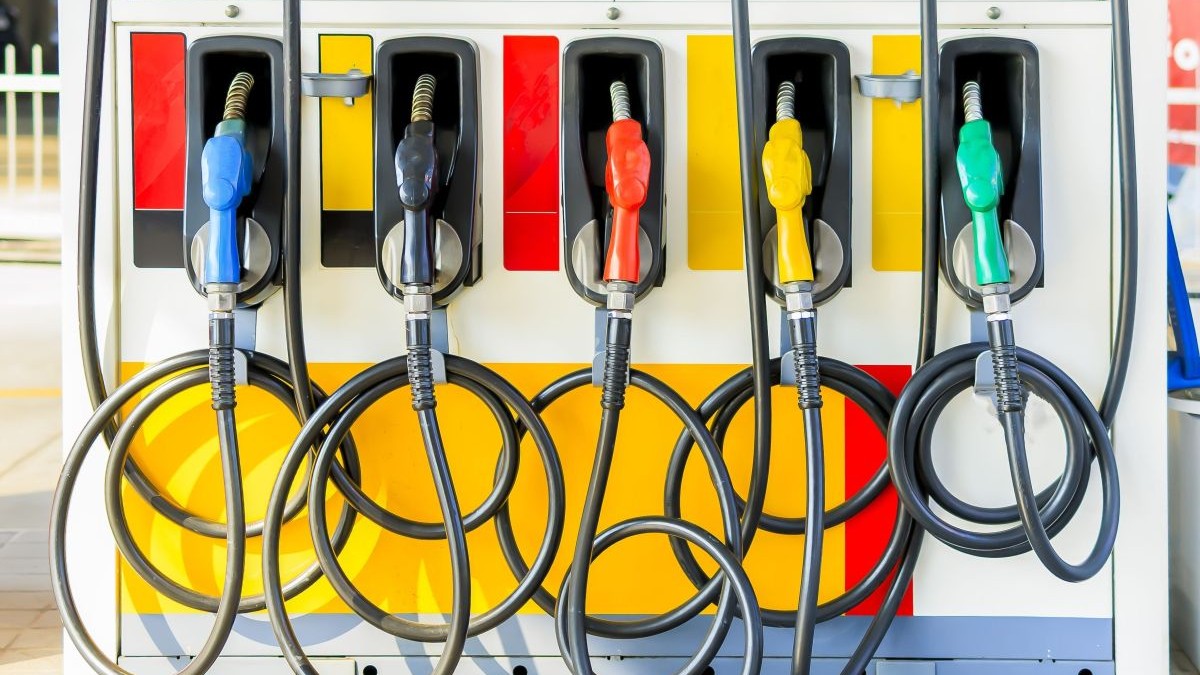 Benzina s-a scumpit, duminică, 4 octombrie 2026, pe întreg teritoriul României, toate marile lanțuri de stații de alimentare afișând prețuri care depășesc 10 lei pe litru