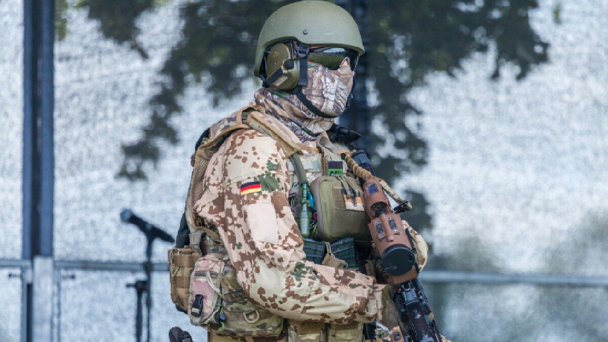 Forțele speciale germane KSK își intensifică pregătirile pentru un posibil conflict cu Rusia Unitatea de elită Kommando Spezialkräfte (KSK) a armatei germane își adaptează antrenamentele pentru a face față unui scenariu de conflict cu Rusia