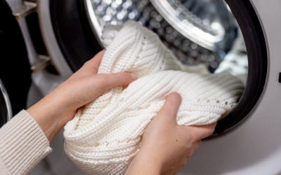 Spălarea hainelor la 90°C, un obicei greșit și costisitor Multe gospodine consideră că spălarea hainelor la temperaturi ridicate, precum 90°C, este garanția unei curățenii perfecte