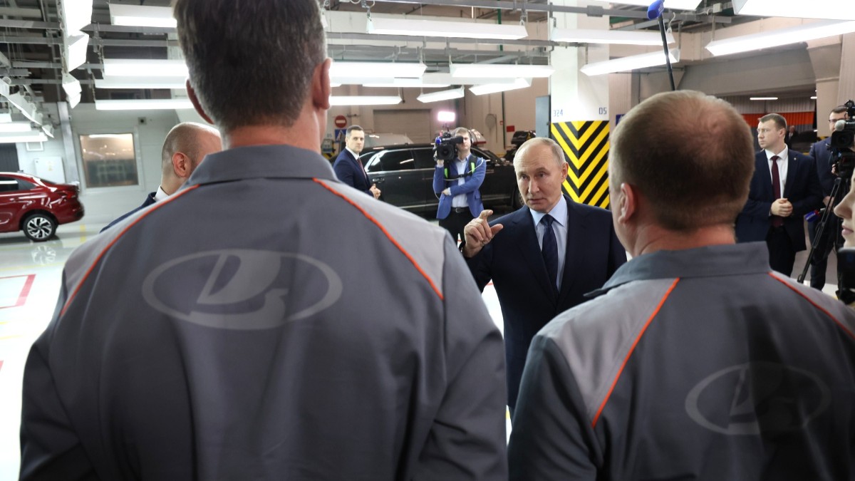 Salariile muncitorilor Lada, dezvăluite: De la 1.150 la 4.180 de euro lunar Conducerea companiei AvtoVAZ, cel mai mare producător auto din Rusia, a făcut publice detaliile despre veniturile angajaților din fabricile sale