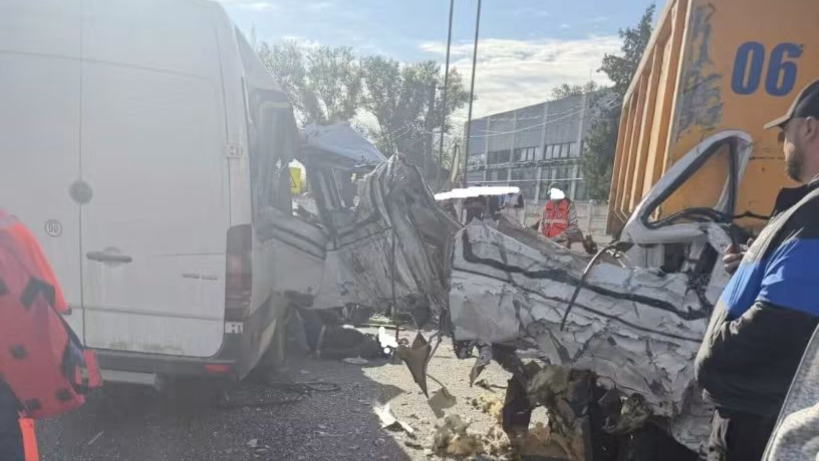 Accident mortal DN7: Microbuz, ciocnire cu autobasculantă. Trafic blocat