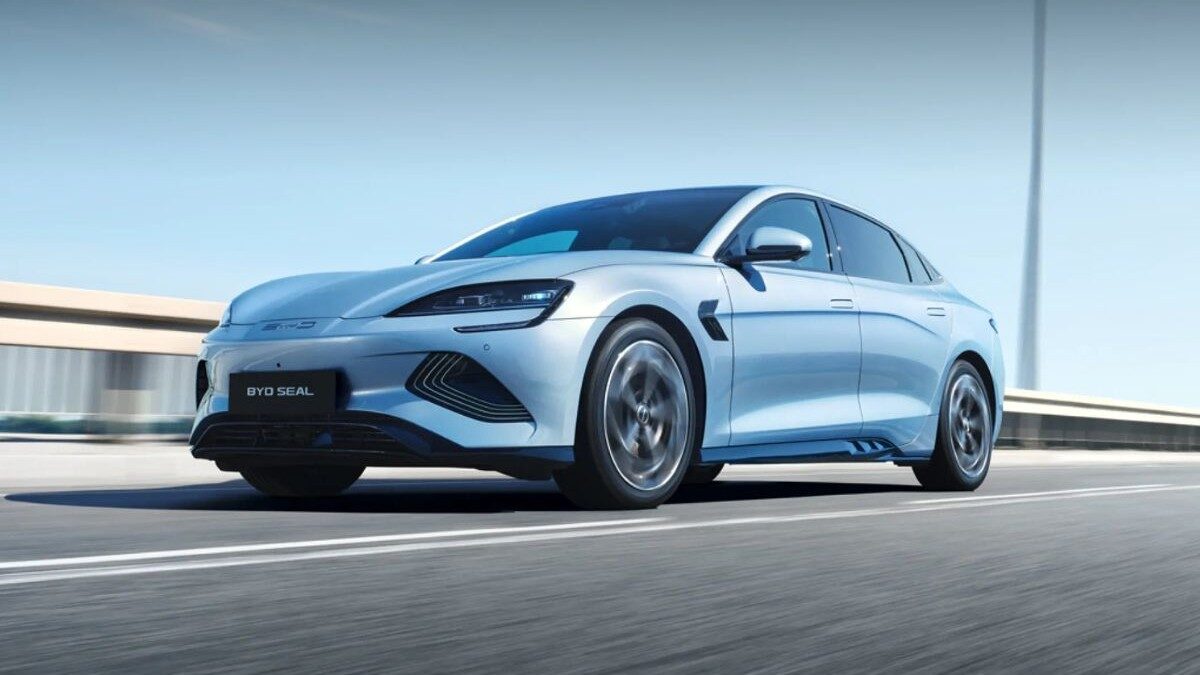 Diferență uriașă pe piața auto din China: BYD domină, mărcile occidentale în urmă BYD a înregistrat vânzări spectaculoase în China în august 2026, depășind 250.000 de mașini electrice și hibride plug-in, în timp ce joint-venture-ul BMW Brilliance a livrat doar 750 de vehicule electrificate la nivel wholesale