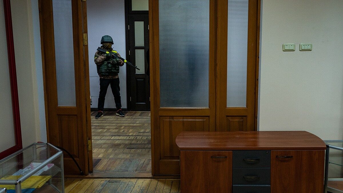 Proteste violente în Odesa: Comunitatea romă atacă un centru de recrutare Un incident grav a zguduit orașul Odesa din Ucraina, unde membri ai comunității rome au recurs la acte de vandalism în fața Centrului de Recrutare din raionul Peresip