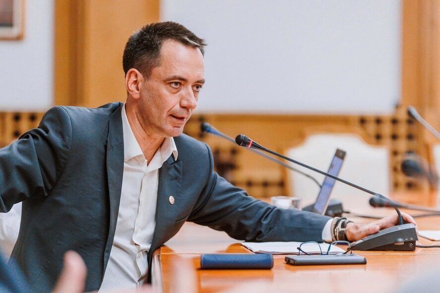 UDMR condiționează votul pentru Guvernul Niculescu Uniunea Democrată Maghiară din România (UDMR) și-a exprimat disponibilitatea de a vota Guvernul condus de Luca Niculescu, actual secretar de stat în Ministerul Afacerilor Externe, însă cu o condiție fermă: excluderea oricărei forme de negociere politică cu formațiunile AUR și SOS