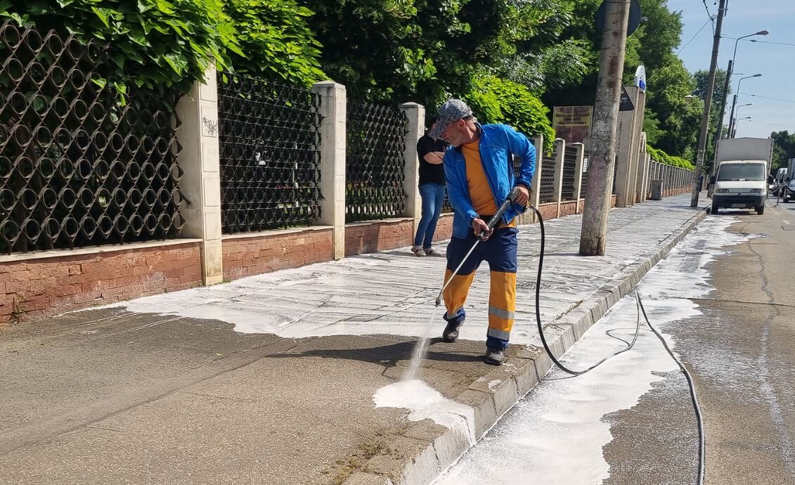 Curățenie la bordură în Sectorul 2. Șoseaua Andronache, spălată mecanizat