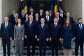 LUCA NICULESCU, NOUL PREMIER: „JUR SĂ-MI DĂRUIESC TOATĂ PUTEREA ȘI PRICEPEREA PENTRU PROPĂȘIREA SPIRITUALĂ ȘI MATERIALĂ A POPORULUI ROMÂN”nnNoul Guvern condus de Luca Niculescu a depus, astăzi, jurământul în fața Președintelui României, punând capăt celui mai îndelungat blocaj politic din istoria țării