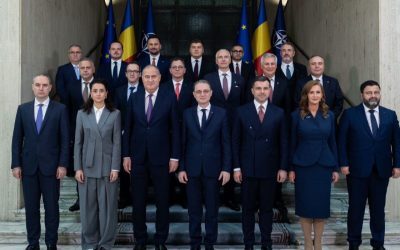 LUCA NICULESCU, NOUL PREMIER: „JUR SĂ-MI DĂRUIESC TOATĂ PUTEREA ȘI PRICEPEREA PENTRU PROPĂȘIREA SPIRITUALĂ ȘI MATERIALĂ A POPORULUI ROMÂN”nnNoul Guvern condus de Luca Niculescu a depus, astăzi, jurământul în fața Președintelui României, punând capăt celui mai îndelungat blocaj politic din istoria țării