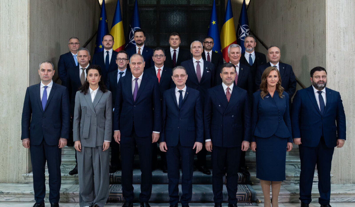 LUCA NICULESCU, NOUL PREMIER: „JUR SĂ-MI DĂRUIESC TOATĂ PUTEREA ȘI PRICEPEREA PENTRU PROPĂȘIREA SPIRITUALĂ ȘI MATERIALĂ A POPORULUI ROMÂN”nnNoul Guvern condus de Luca Niculescu a depus, astăzi, jurământul în fața Președintelui României, punând capăt celui mai îndelungat blocaj politic din istoria țării