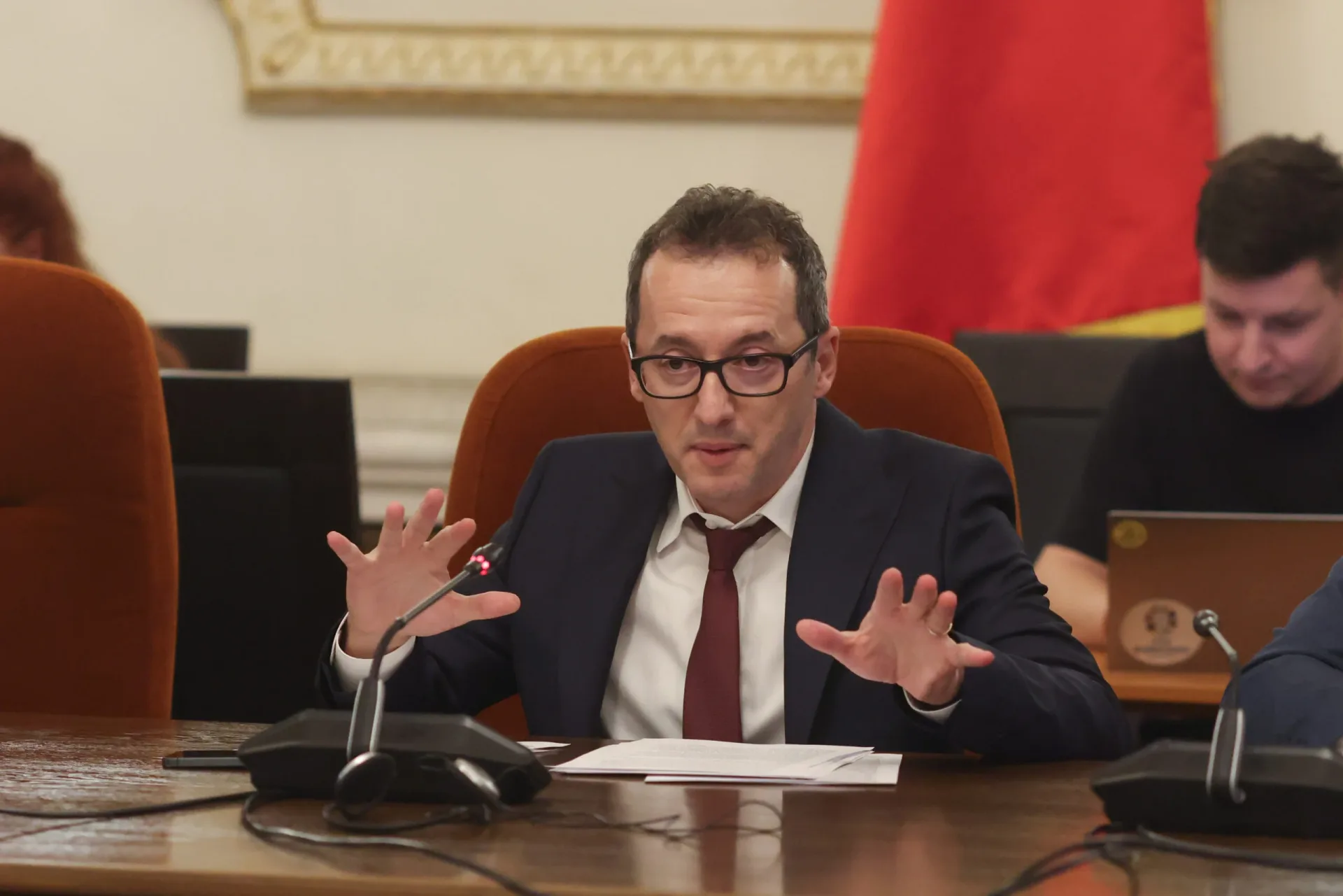 Aventurile ministrului propus pentru Digitalizare: întârziere, cravată și ironii parlamentare Candidatul desemnat pentru portofoliul Ministerului Digitalizării, Bogdan Dumitru, a stârnit discuții aprinse în comisiile parlamentare, sosiind cu o întârziere considerabilă la audierea sa