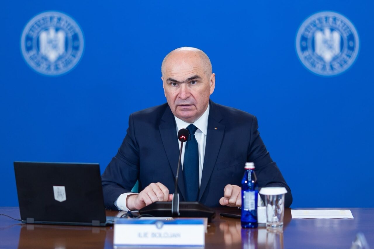 Ilie BOLOBAN, premierul interimar, a transmis luni, printr-un mesaj pe Facebook, că guvernul pe care îl conduce „ține România pe linia de plutire”, deși recunoaște că această formulă nu poate continua pe termen lung.Declarațiile sale vin în contextul situației politice delicate create după moțiunea de cenzură